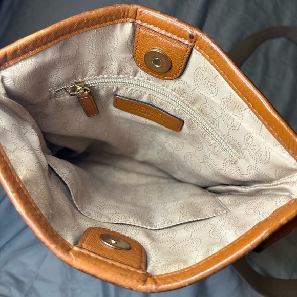 Michael Kors - Jet Set Crossbody Monogram Logo Side Purse Bag - White & Brown - Picture 3 of 10